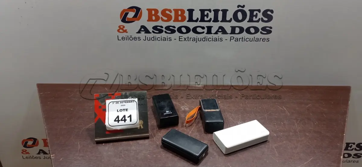 LOTE 441 - 04 POWER BANKS DE MARCAS E MODELOS DIVERSOS. (NO ESTADO) ATENÇÃO! FAZER A VISITAÇÃO ANTES DE ARREMATAR, NÃO SABEMOS SE FUNCIONA, LEILÃO NÃO TEM GARANTIA E NEM DEVOLUÇÃO, SUJEITO A POSSÍVEIS AVARIAS VISÍVEIS/OCULTAS E/OU AUSÊNCIA DE COMPONENTES.
