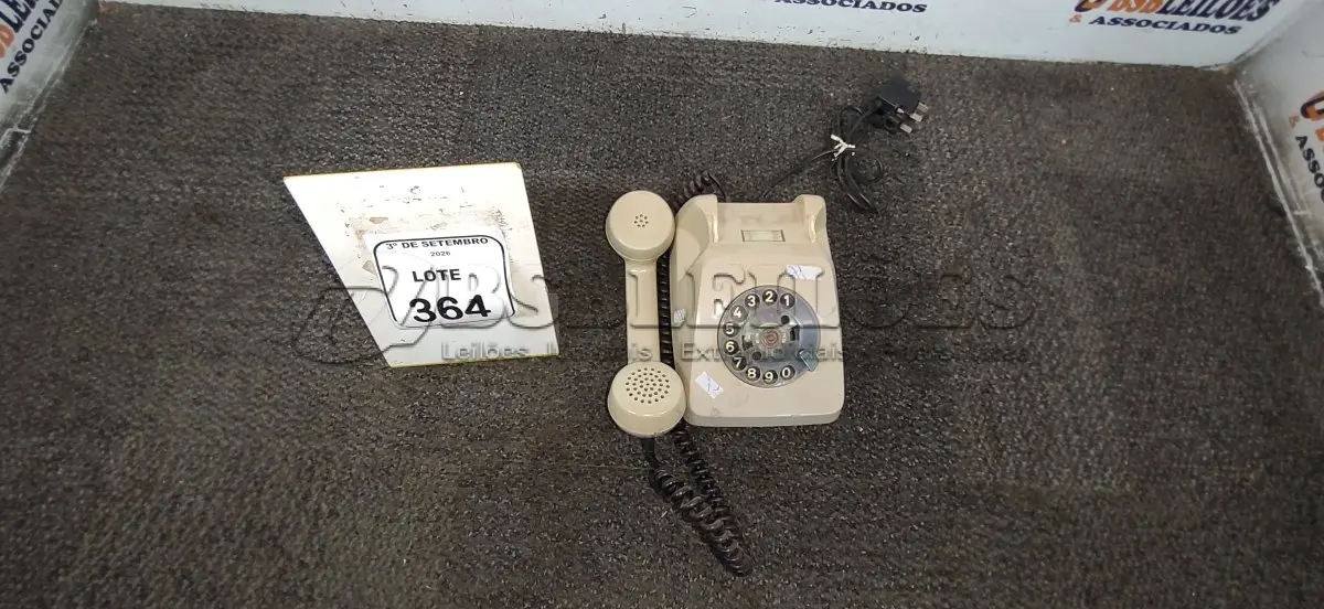 LOTE 364 - 01 APARELHO DE TELEFONE DE DISCO RETRÔ. (NO ESTADO) ATENÇÃO! FAZER A VISITAÇÃO ANTES DE ARREMATAR, NÃO SABEMOS SE FUNCIONA, LEILÃO NÃO TEM GARANTIA E NEM DEVOLUÇÃO, SUJEITO A POSSÍVEIS AVARIAS VISÍVEIS/OCULTAS E/OU AUSÊNCIA DE COMPONENTES.