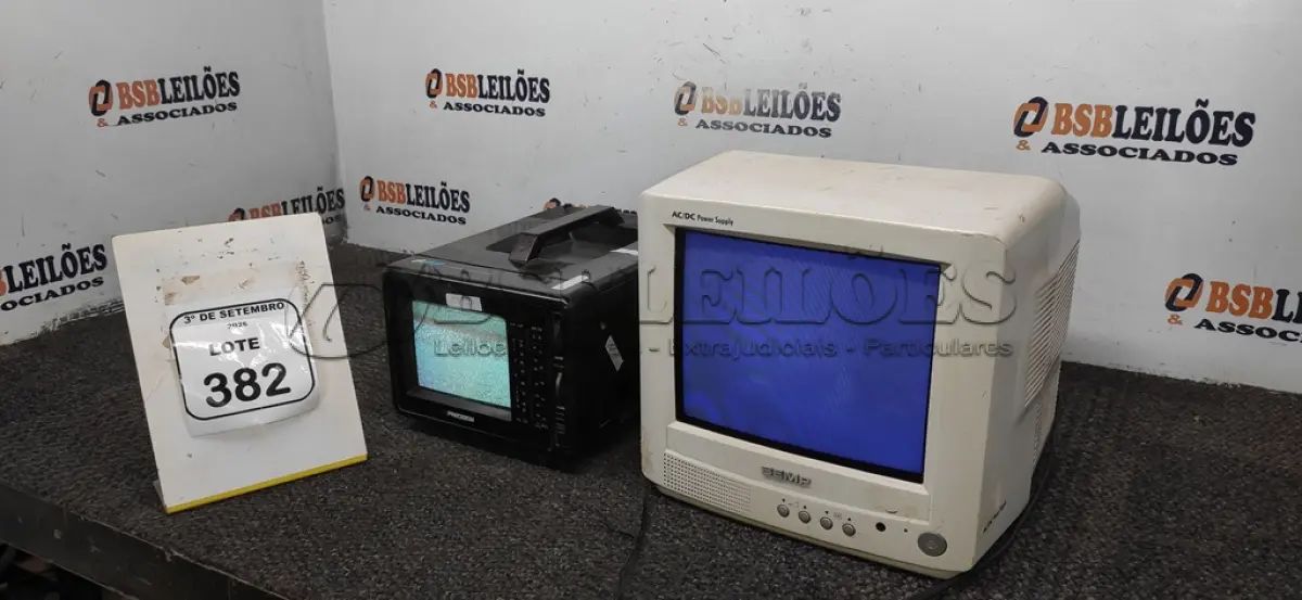 LOTE 382 - 02 MINIS TVS COLORIDAS. (NO ESTADO) ATENÇÃO! FAZER A VISITAÇÃO ANTES DE ARREMATAR, NÃO SABEMOS SE FUNCIONA, LEILÃO NÃO TEM GARANTIA E NEM DEVOLUÇÃO, SUJEITO A POSSÍVEIS AVARIAS VISÍVEIS/OCULTAS E/OU AUSÊNCIA DE COMPONENTES.