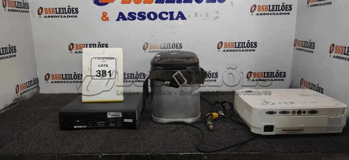 LOTE 381 - 01 MINI GELADEIRA MARCA BLACK DECKER, 01 XBOX E 01 PROJETOR. (NO ESTADO) ATENÇÃO! FAZER A VISITAÇÃO ANTES DE ARREMATAR, NÃO SABEMOS SE FUNCIONA, LEILÃO NÃO TEM GARANTIA E NEM DEVOLUÇÃO, SUJEITO A POSSÍVEIS AVARIAS VISÍVEIS/OCULTAS E/OU AUSÊNCIA DE COMPONENTES.