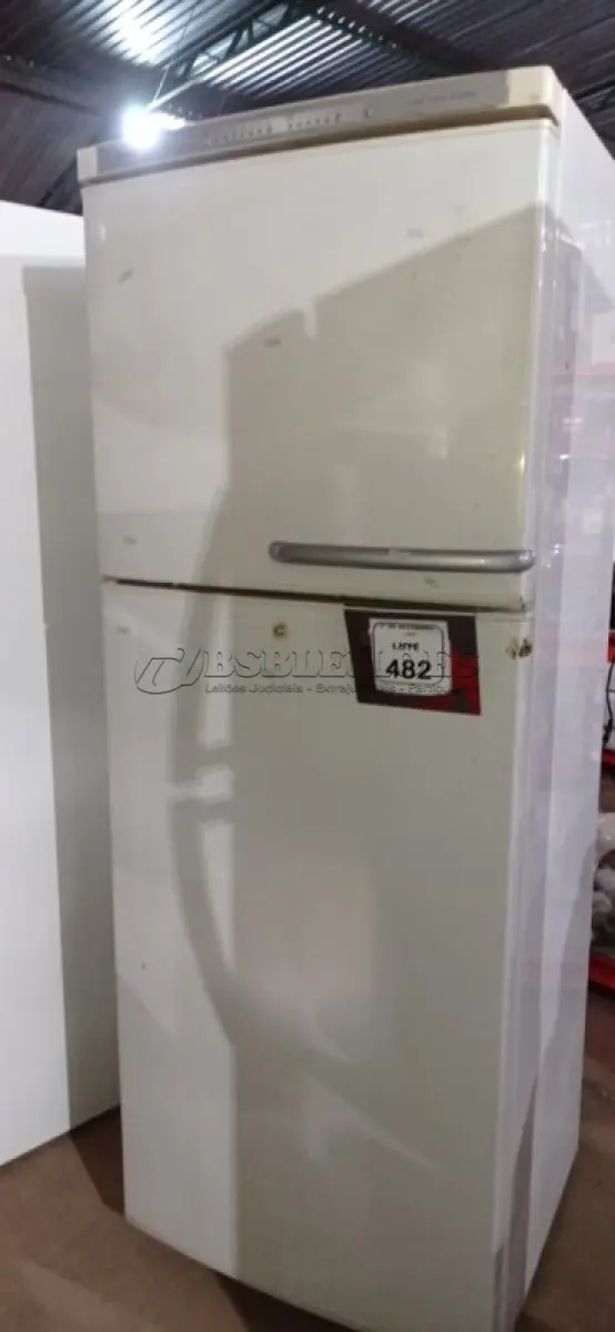 LOTE 482 - 01 GELADEIRA 220V MARCA BOSCH.  (NO ESTADO) ATENÇÃO! FAZER A VISITAÇÃO ANTES DE ARREMATAR, NÃO SABEMOS SE FUNCIONA, LEILÃO NÃO TEM GARANTIA E NEM DEVOLUÇÃO, SUJEITO A POSSÍVEIS AVARIAS VISÍVEIS/OCULTAS E/OU AUSÊNCIA DE COMPONENTES.