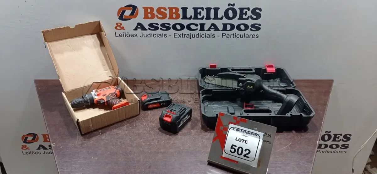 LOTE 502 - 01 MINI MÁQUINA MOTOSSERRA ELÉTRICA COM 01 BATERIA E 01 TORNEIRA MARCA PRIZI. (NO ESTADO) ATENÇÃO! FAZER A VISITAÇÃO ANTES DE ARREMATAR, NÃO SABEMOS SE FUNCIONA, LEILÃO NÃO TEM GARANTIA E NEM DEVOLUÇÃO, SUJEITO A POSSÍVEIS AVARIAS VISÍVEIS/OCULTAS E/OU AUSÊNCIA DE COMPONENTES.