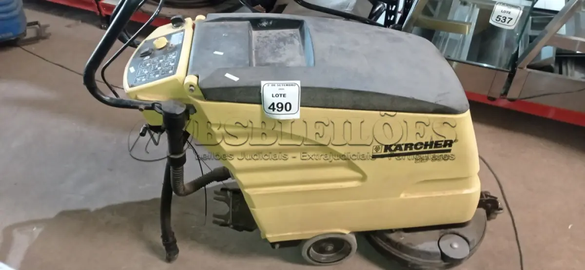 LOTE 490 - 01 MÁQUINA DE LAVAR PISOS INDUSTRIAL MODELO BD 530 MARCA KARCHER. (NO ESTADO) ATENÇÃO! FAZER A VISITAÇÃO ANTES DE ARREMATAR, NÃO SABEMOS SE FUNCIONA, LEILÃO NÃO TEM GARANTIA E NEM DEVOLUÇÃO, SUJEITO A POSSÍVEIS AVARIAS VISÍVEIS/OCULTAS E/OU AUSÊNCIA DE COMPONENTES.