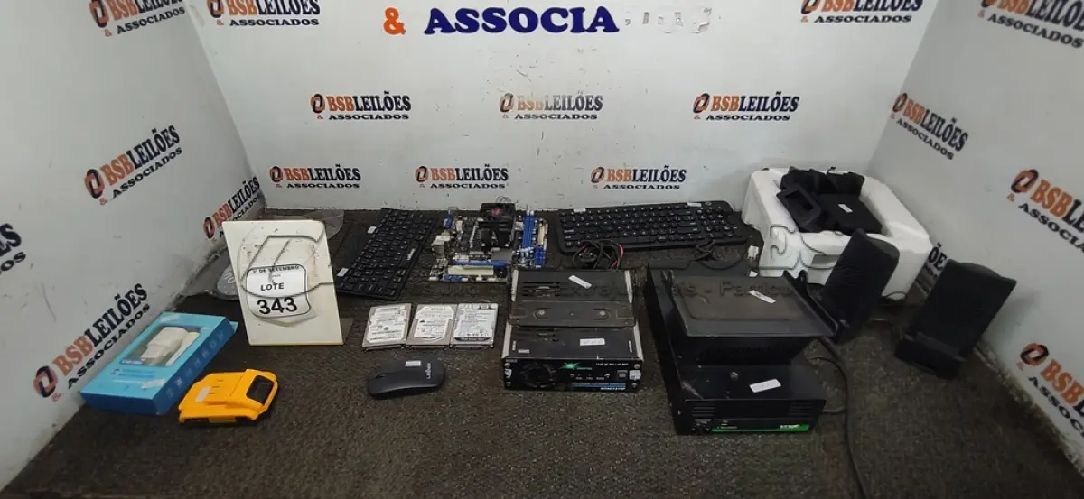 LOTE 343 - 01 CONVERSOR FLUTUADOR CHAVEADO, 01 FONTE DE ALIMENTAÇÃO, 01 PLACA MÃE, 3 HDS, 02 CAIXAS DE SOM MULTIMIDIA, 02 TECLADOS, 01 MOUSE E VÁRIOS SUPORTES PARA CELULAR. (NO ESTADO) ATENÇÃO! FAZER A VISITAÇÃO ANTES DE ARREMATAR, NÃO SABEMOS SE FUNCIONA, LEILÃO NÃO TEM GARANTIA E NEM DEVOLUÇÃO, SUJEITO A POSSÍVEIS AVARIAS VISÍVEIS/OCULTAS E/OU AUSÊNCIA DE COMPONENTES.
