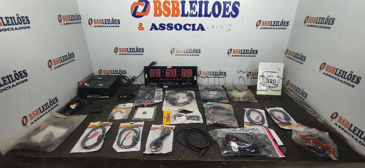 LOTE 320 - 01 FONTE DE ALIMENTAÇÃO, 01 RELÓGIO DE PAREDE E VÁRIOS CABOS DE MODELOS DIVERSOS. (NO ESTADO) ATENÇÃO! FAZER A VISITAÇÃO ANTES DE ARREMATAR, NÃO SABEMOS SE FUNCIONA, LEILÃO NÃO TEM GARANTIA E NEM DEVOLUÇÃO, SUJEITO A POSSÍVEIS AVARIAS VISÍVEIS/OCULTAS E/OU AUSÊNCIA DE COMPONENTES.