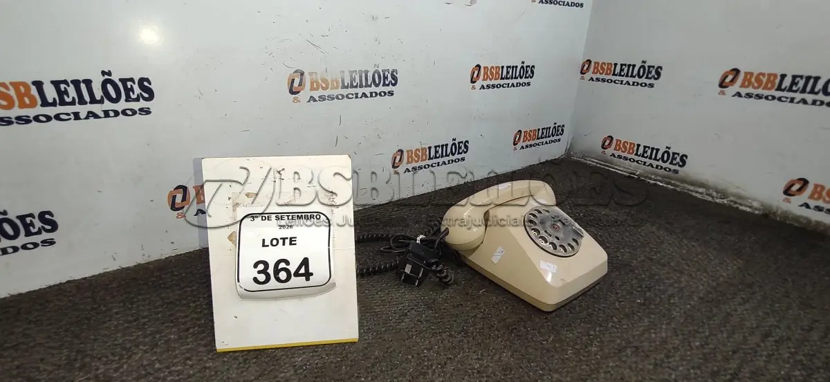 LOTE 364 - 01 APARELHO DE TELEFONE DE DISCO RETRÔ. (NO ESTADO) ATENÇÃO! FAZER A VISITAÇÃO ANTES DE ARREMATAR, NÃO SABEMOS SE FUNCIONA, LEILÃO NÃO TEM GARANTIA E NEM DEVOLUÇÃO, SUJEITO A POSSÍVEIS AVARIAS VISÍVEIS/OCULTAS E/OU AUSÊNCIA DE COMPONENTES.