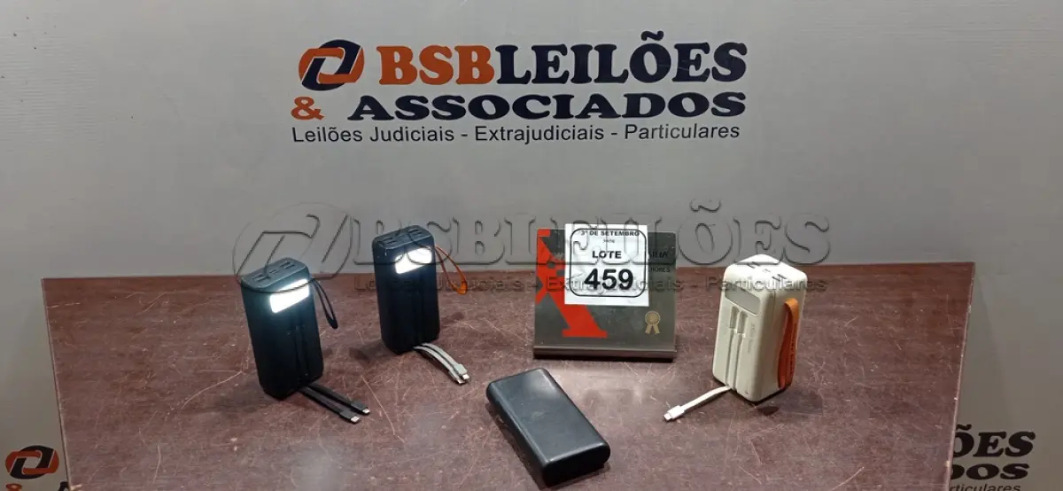 LOTE 459 - 04 POWER BANKS DE MARCAS E MODELOS DIVERSOS. (NO ESTADO) ATENÇÃO! FAZER A VISITAÇÃO ANTES DE ARREMATAR, NÃO SABEMOS SE FUNCIONA, LEILÃO NÃO TEM GARANTIA E NEM DEVOLUÇÃO, SUJEITO A POSSÍVEIS AVARIAS VISÍVEIS/OCULTAS E/OU AUSÊNCIA DE COMPONENTES.