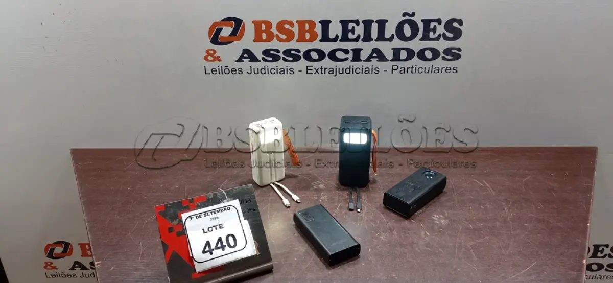 LOTE 440 - 04 POWER BANKS DE MARCAS E MODELOS DIVERSOS. (NO ESTADO) ATENÇÃO! FAZER A VISITAÇÃO ANTES DE ARREMATAR, NÃO SABEMOS SE FUNCIONA, LEILÃO NÃO TEM GARANTIA E NEM DEVOLUÇÃO, SUJEITO A POSSÍVEIS AVARIAS VISÍVEIS/OCULTAS E/OU AUSÊNCIA DE COMPONENTES.