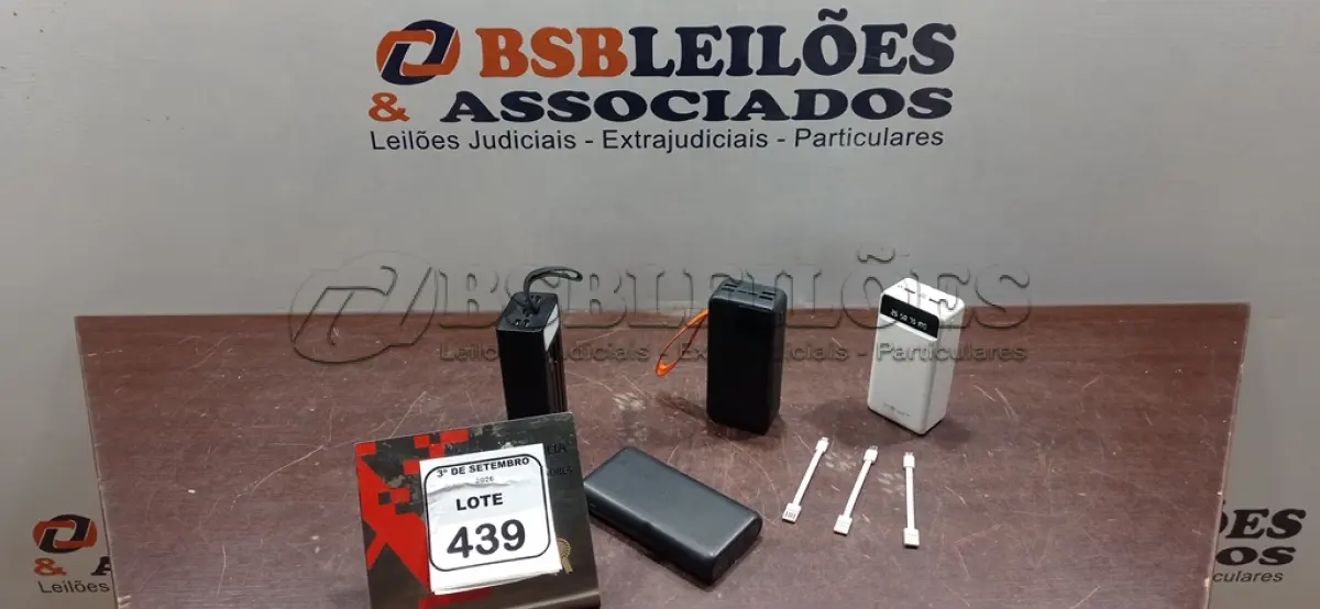 LOTE 439 - 04 POWER BANKS DE MARCAS E MODELOS DIVERSOS. (NO ESTADO) ATENÇÃO! FAZER A VISITAÇÃO ANTES DE ARREMATAR, NÃO SABEMOS SE FUNCIONA, LEILÃO NÃO TEM GARANTIA E NEM DEVOLUÇÃO, SUJEITO A POSSÍVEIS AVARIAS VISÍVEIS/OCULTAS E/OU AUSÊNCIA DE COMPONENTES.
