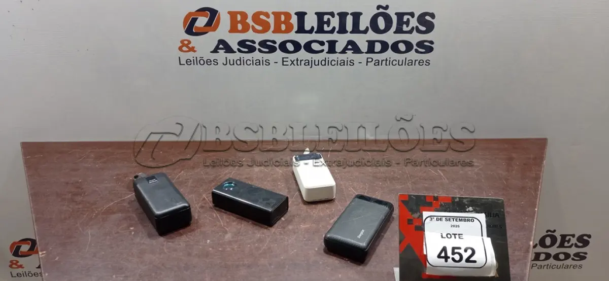 LOTE 452 - 04 POWER BANKS DE MARCAS E MODELOS DIVERSOS. (NO ESTADO) ATENÇÃO! FAZER A VISITAÇÃO ANTES DE ARREMATAR, NÃO SABEMOS SE FUNCIONA, LEILÃO NÃO TEM GARANTIA E NEM DEVOLUÇÃO, SUJEITO A POSSÍVEIS AVARIAS VISÍVEIS/OCULTAS E/OU AUSÊNCIA DE COMPONENTES.