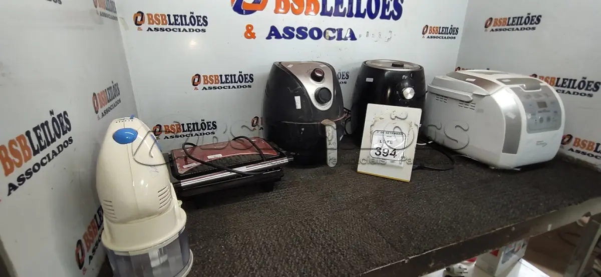 LOTE 394 - 01 MIXER, 01 SANDUICHEIRA GRILL, 01 PANIFICADORA MARCA BRITÂNIA E 02 AIR FRYERS. (NO ESTADO) ATENÇÃO! FAZER A VISITAÇÃO ANTES DE ARREMATAR, NÃO SABEMOS SE FUNCIONA, LEILÃO NÃO TEM GARANTIA E NEM DEVOLUÇÃO, SUJEITO A POSSÍVEIS AVARIAS VISÍVEIS/OCULTAS E/OU AUSÊNCIA DE COMPONENTES.