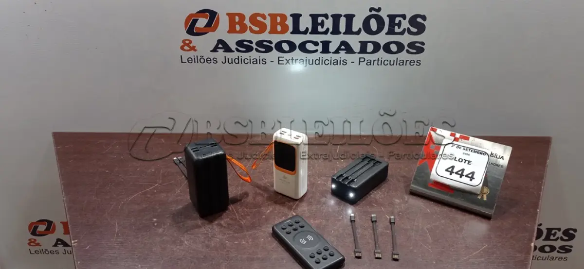 LOTE 444 - 04 POWER BANKS DE MARCAS E MODELOS DIVERSOS. (NO ESTADO) ATENÇÃO! FAZER A VISITAÇÃO ANTES DE ARREMATAR, NÃO SABEMOS SE FUNCIONA, LEILÃO NÃO TEM GARANTIA E NEM DEVOLUÇÃO, SUJEITO A POSSÍVEIS AVARIAS VISÍVEIS/OCULTAS E/OU AUSÊNCIA DE COMPONENTES.