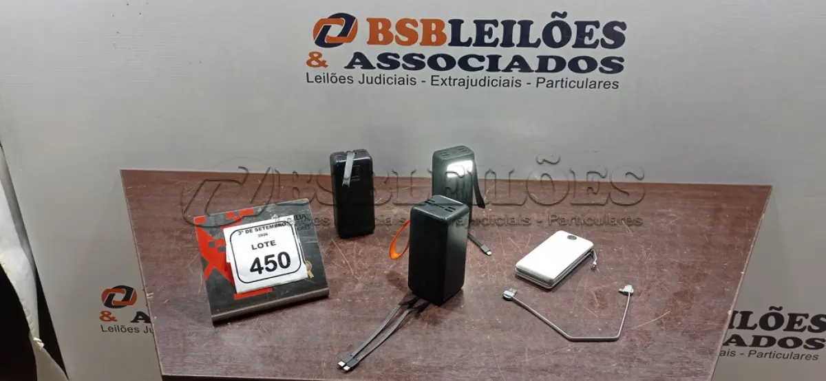 LOTE 450 - 04 POWER BANKS DE MARCAS E MODELOS DIVERSOS. (NO ESTADO) ATENÇÃO! FAZER A VISITAÇÃO ANTES DE ARREMATAR, NÃO SABEMOS SE FUNCIONA, LEILÃO NÃO TEM GARANTIA E NEM DEVOLUÇÃO, SUJEITO A POSSÍVEIS AVARIAS VISÍVEIS/OCULTAS E/OU AUSÊNCIA DE COMPONENTES.