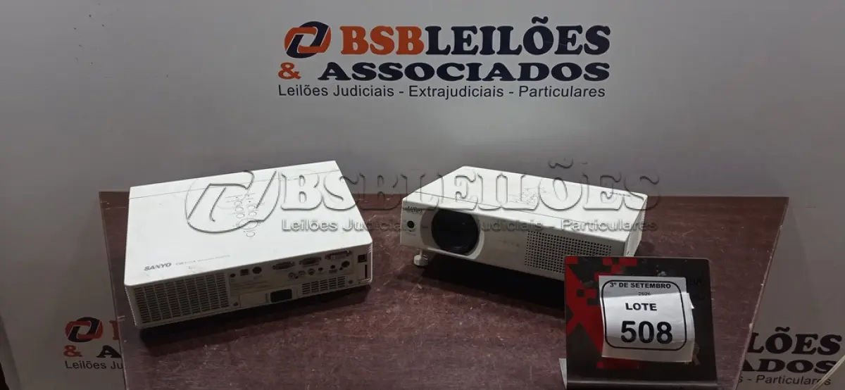 LOTE 508 - 02 PROJETORES SEM CABOS. (NO ESTADO) ATENÇÃO! FAZER A VISITAÇÃO ANTES DE ARREMATAR, NÃO SABEMOS SE FUNCIONA, LEILÃO NÃO TEM GARANTIA E NEM DEVOLUÇÃO, SUJEITO A POSSÍVEIS AVARIAS VISÍVEIS/OCULTAS E/OU AUSÊNCIA DE COMPONENTES.