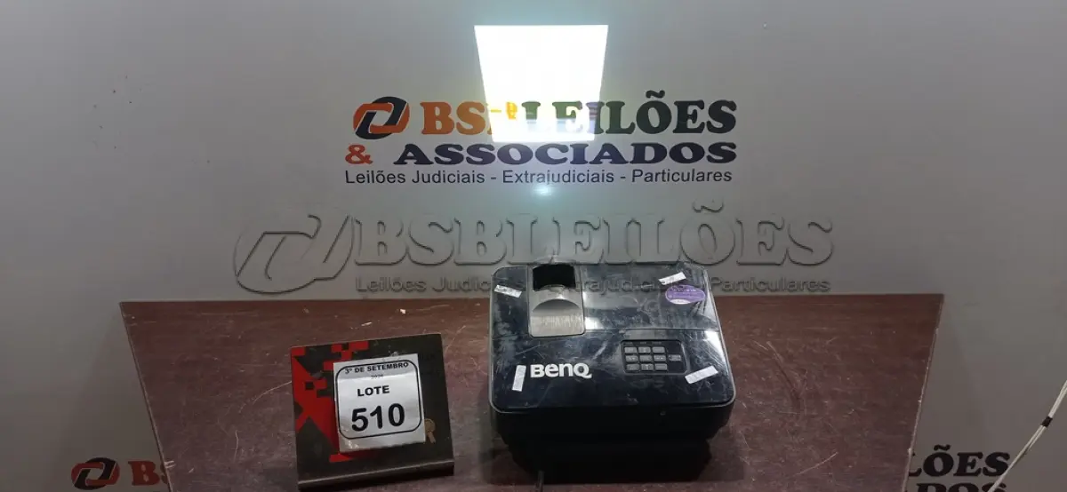 LOTE 510 - 01 PROJETOR MARCA BENQ SEM CABOS. (NO ESTADO) ATENÇÃO! FAZER A VISITAÇÃO ANTES DE ARREMATAR, NÃO SABEMOS SE FUNCIONA, LEILÃO NÃO TEM GARANTIA E NEM DEVOLUÇÃO, SUJEITO A POSSÍVEIS AVARIAS VISÍVEIS/OCULTAS E/OU AUSÊNCIA DE COMPONENTES.