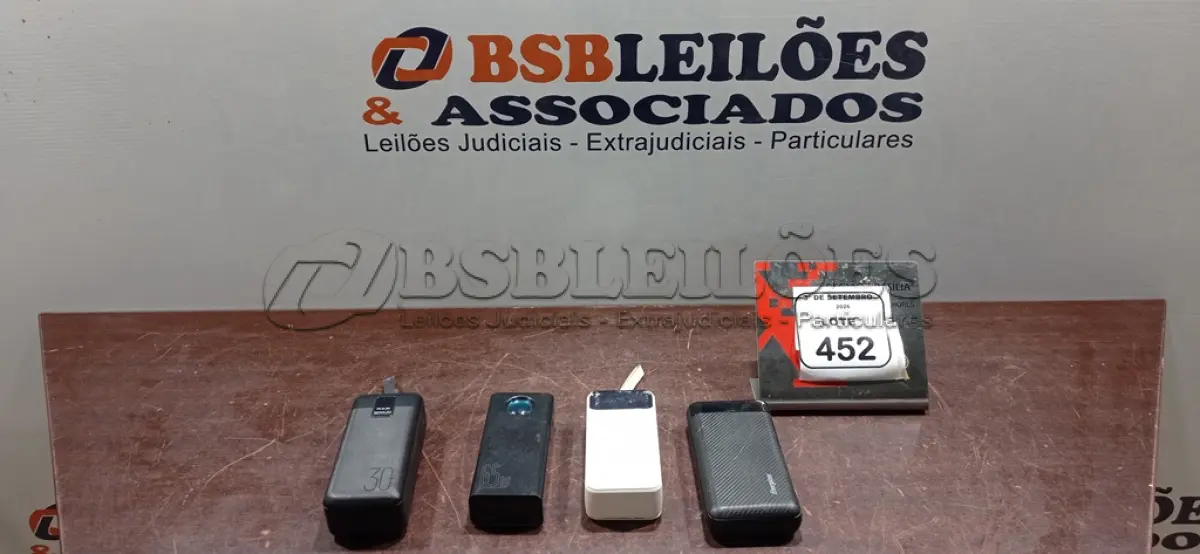 LOTE 452 - 04 POWER BANKS DE MARCAS E MODELOS DIVERSOS. (NO ESTADO) ATENÇÃO! FAZER A VISITAÇÃO ANTES DE ARREMATAR, NÃO SABEMOS SE FUNCIONA, LEILÃO NÃO TEM GARANTIA E NEM DEVOLUÇÃO, SUJEITO A POSSÍVEIS AVARIAS VISÍVEIS/OCULTAS E/OU AUSÊNCIA DE COMPONENTES.
