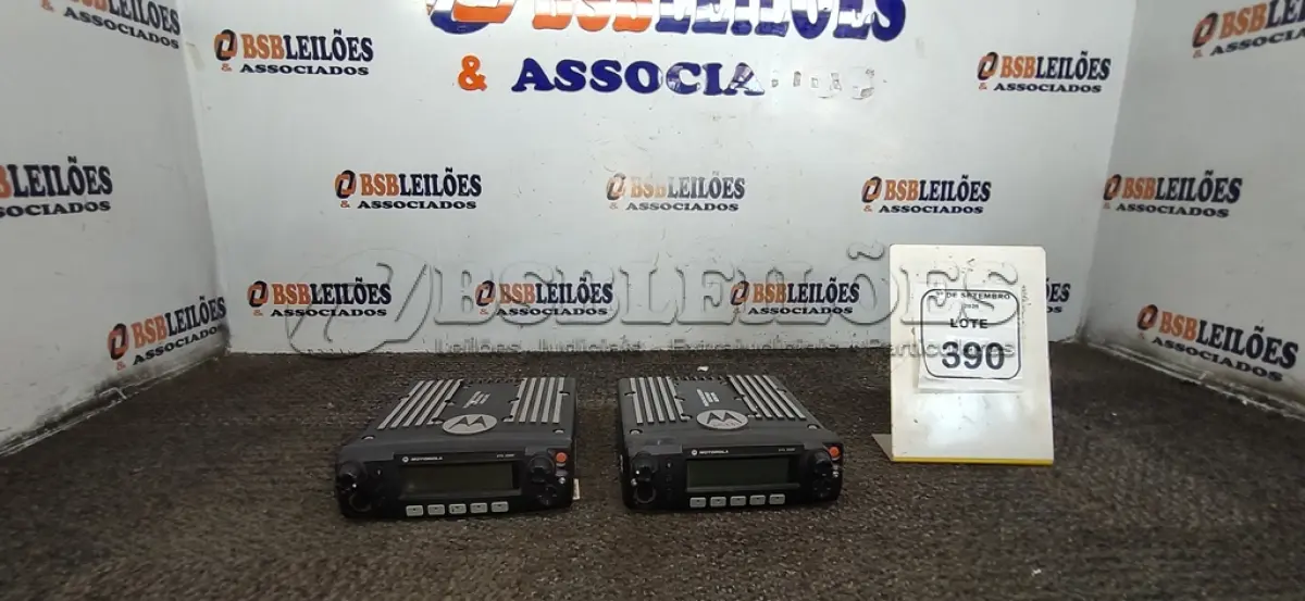 LOTE 390 - 02 RÁDIOS TRANSCEPTORES MARCA MOTOROLA. (NO ESTADO) ATENÇÃO! FAZER A VISITAÇÃO ANTES DE ARREMATAR, NÃO SABEMOS SE FUNCIONA, LEILÃO NÃO TEM GARANTIA E NEM DEVOLUÇÃO, SUJEITO A POSSÍVEIS AVARIAS VISÍVEIS/OCULTAS E/OU AUSÊNCIA DE COMPONENTES.