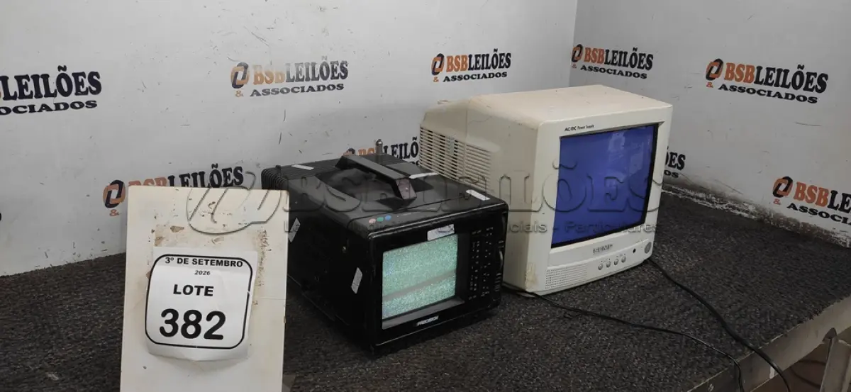 LOTE 382 - 02 MINIS TVS COLORIDAS. (NO ESTADO) ATENÇÃO! FAZER A VISITAÇÃO ANTES DE ARREMATAR, NÃO SABEMOS SE FUNCIONA, LEILÃO NÃO TEM GARANTIA E NEM DEVOLUÇÃO, SUJEITO A POSSÍVEIS AVARIAS VISÍVEIS/OCULTAS E/OU AUSÊNCIA DE COMPONENTES.