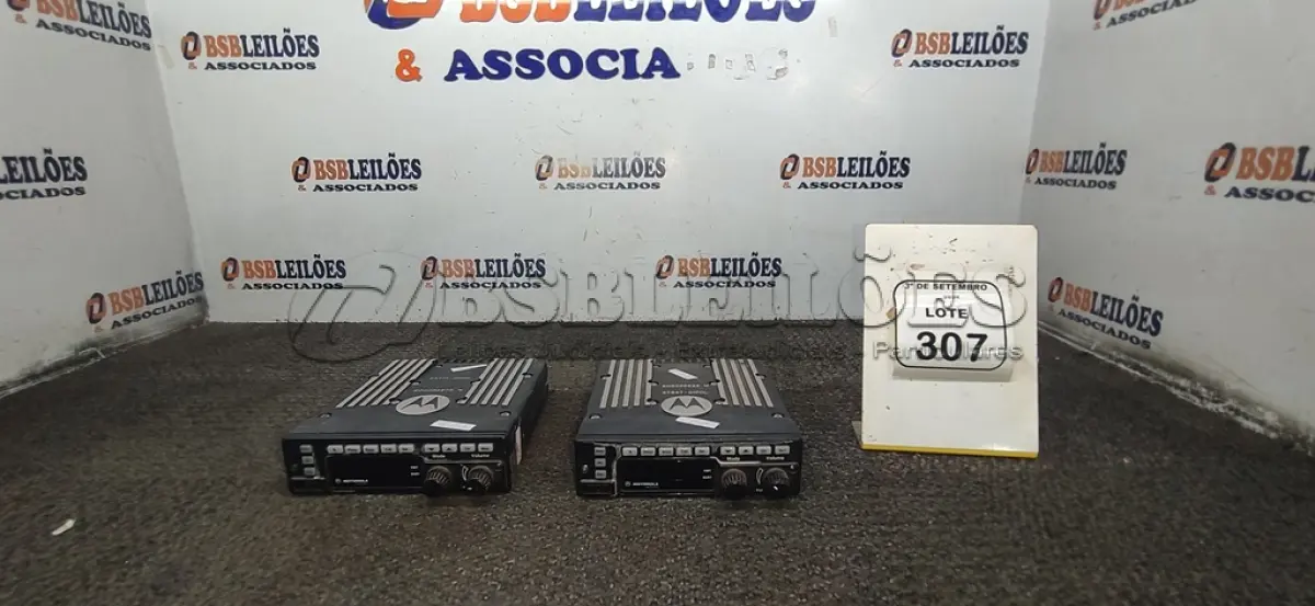 LOTE 307 - 02 RÁDIOS TRANSCEPTORES MARCA MOTOROLA. (NO ESTADO) ATENÇÃO! FAZER A VISITAÇÃO ANTES DE ARREMATAR, NÃO SABEMOS SE FUNCIONA, LEILÃO NÃO TEM GARANTIA E NEM DEVOLUÇÃO, SUJEITO A POSSÍVEIS AVARIAS VISÍVEIS/OCULTAS E/OU AUSÊNCIA DE COMPONENTES.