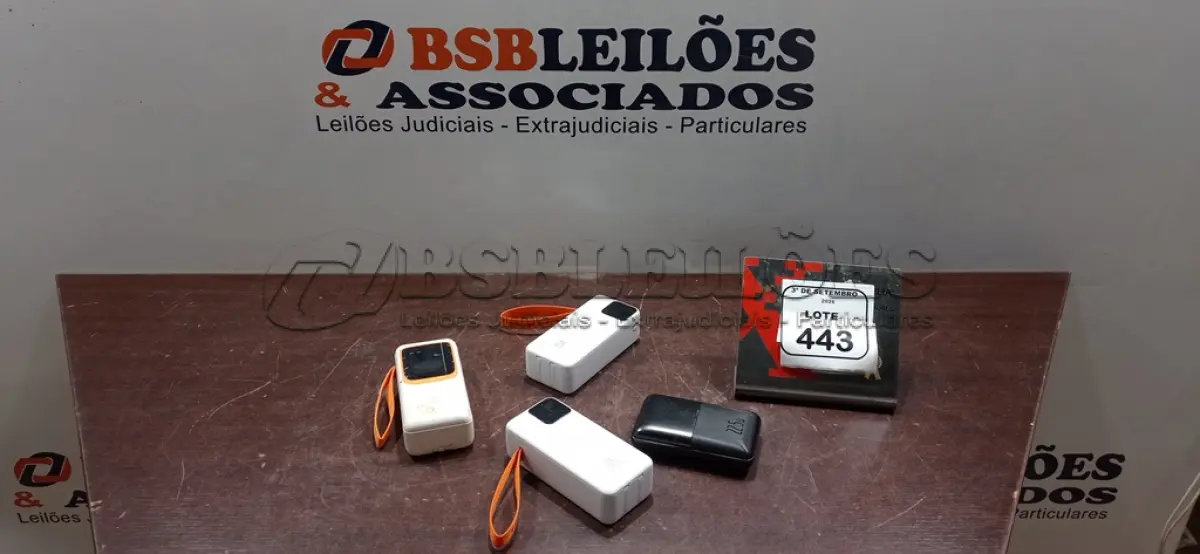 LOTE 443 - 04 POWER BANKS DE MARCAS E MODELOS DIVERSOS. (NO ESTADO) ATENÇÃO! FAZER A VISITAÇÃO ANTES DE ARREMATAR, NÃO SABEMOS SE FUNCIONA, LEILÃO NÃO TEM GARANTIA E NEM DEVOLUÇÃO, SUJEITO A POSSÍVEIS AVARIAS VISÍVEIS/OCULTAS E/OU AUSÊNCIA DE COMPONENTES.
