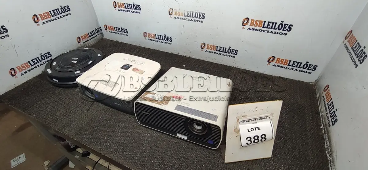 LOTE 388 - 02 PROJETORES E 01 ASPIRADOR ROBÔ. (NO ESTADO) ATENÇÃO! FAZER A VISITAÇÃO ANTES DE ARREMATAR, NÃO SABEMOS SE FUNCIONA, LEILÃO NÃO TEM GARANTIA E NEM DEVOLUÇÃO, SUJEITO A POSSÍVEIS AVARIAS VISÍVEIS/OCULTAS E/OU AUSÊNCIA DE COMPONENTES.