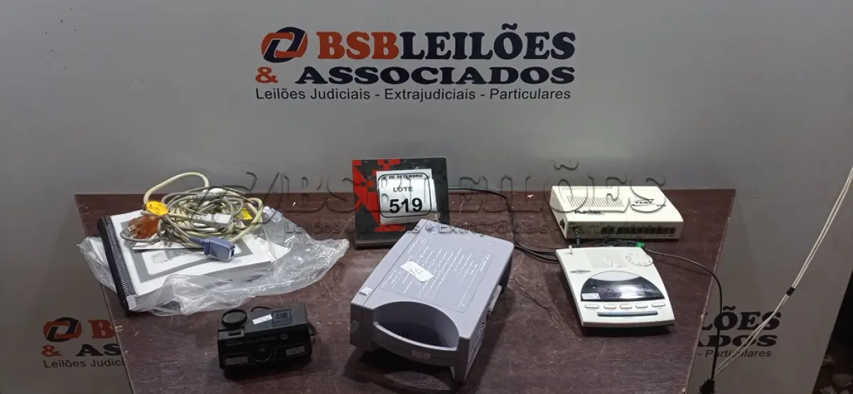 LOTE 519 - 01 RÁDIO RELÓGIO, 01CENTRALTELEFONICA PABX, 01 OXÍMETRO MODELO N595 MARCA NELLCOR E 01 CÂMERA FOTOGRÁFICO. (NO ESTADO) ATENÇÃO! FAZER A VISITAÇÃO ANTES DE ARREMATAR, NÃO SABEMOS SE FUNCIONA, LEILÃO NÃO TEM GARANTIA E NEM DEVOLUÇÃO, SUJEITO A POSSÍVEIS AVARIAS VISÍVEIS/OCULTAS E/OU AUSÊNCIA DE COMPONENTES.