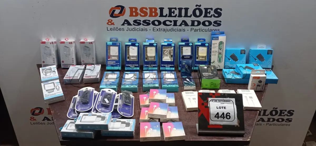LOTE 446 - 01 LOTE COM VÁRIOS CABOS, CARREGADORES DE CELULAR E FONES DE OUVIDO MARCAS E MODELOS DIVERSOS. (NO ESTADO) ATENÇÃO! FAZER A VISITAÇÃO ANTES DE ARREMATAR, NÃO SABEMOS SE FUNCIONA, LEILÃO NÃO TEM GARANTIA E NEM DEVOLUÇÃO, SUJEITO A POSSÍVEIS AVARIAS VISÍVEIS/OCULTAS E/OU AUSÊNCIA DE COMPONENTES.