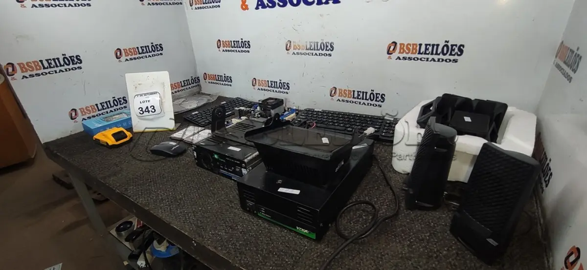 LOTE 343 - 01 CONVERSOR FLUTUADOR CHAVEADO, 01 FONTE DE ALIMENTAÇÃO, 01 PLACA MÃE, 3 HDS, 02 CAIXAS DE SOM MULTIMIDIA, 02 TECLADOS, 01 MOUSE E VÁRIOS SUPORTES PARA CELULAR. (NO ESTADO) ATENÇÃO! FAZER A VISITAÇÃO ANTES DE ARREMATAR, NÃO SABEMOS SE FUNCIONA, LEILÃO NÃO TEM GARANTIA E NEM DEVOLUÇÃO, SUJEITO A POSSÍVEIS AVARIAS VISÍVEIS/OCULTAS E/OU AUSÊNCIA DE COMPONENTES.
