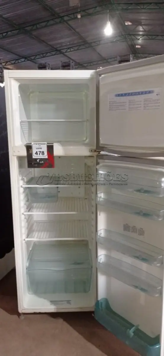 LOTE 478 - 01 GELADEIRA 220V MARCA ELECTROLUX. (NO ESTADO) ATENÇÃO! FAZER A VISITAÇÃO ANTES DE ARREMATAR, NÃO SABEMOS SE FUNCIONA, LEILÃO NÃO TEM GARANTIA E NEM DEVOLUÇÃO, SUJEITO A POSSÍVEIS AVARIAS VISÍVEIS/OCULTAS E/OU AUSÊNCIA DE COMPONENTES.