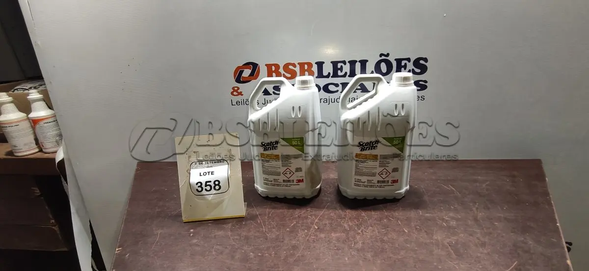 LOTE 358 - 02 GALÕES DE DETERGENTE ALCALINO CLORADO DE 5L CADA MARCA SCOTCH-BRITE. (NO ESTADO) ATENÇÃO! FAZER A VISITAÇÃO ANTES DE ARREMATAR, NÃO SABEMOS SE FUNCIONA, LEILÃO NÃO TEM GARANTIA E NEM DEVOLUÇÃO, SUJEITO A POSSÍVEIS AVARIAS VISÍVEIS/OCULTAS E/OU AUSÊNCIA DE COMPONENTES.