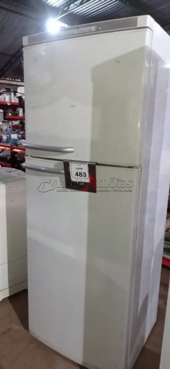 LOTE 483 - 01 GELADEIRA 220V MARCA BOSCH.  (NO ESTADO) ATENÇÃO! FAZER A VISITAÇÃO ANTES DE ARREMATAR, NÃO SABEMOS SE FUNCIONA, LEILÃO NÃO TEM GARANTIA E NEM DEVOLUÇÃO, SUJEITO A POSSÍVEIS AVARIAS VISÍVEIS/OCULTAS E/OU AUSÊNCIA DE COMPONENTES.