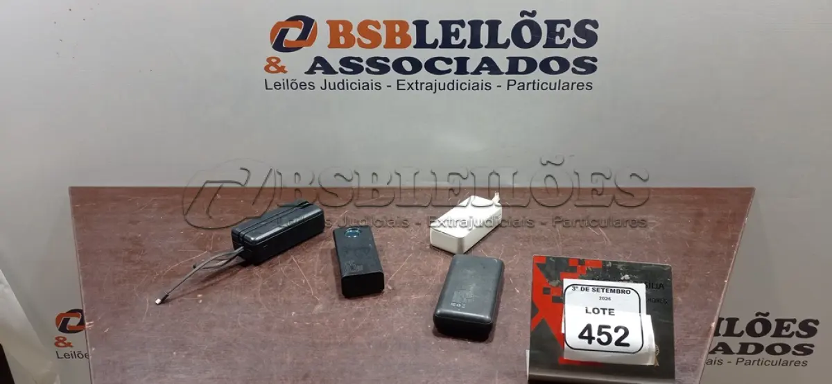 LOTE 452 - 04 POWER BANKS DE MARCAS E MODELOS DIVERSOS. (NO ESTADO) ATENÇÃO! FAZER A VISITAÇÃO ANTES DE ARREMATAR, NÃO SABEMOS SE FUNCIONA, LEILÃO NÃO TEM GARANTIA E NEM DEVOLUÇÃO, SUJEITO A POSSÍVEIS AVARIAS VISÍVEIS/OCULTAS E/OU AUSÊNCIA DE COMPONENTES.