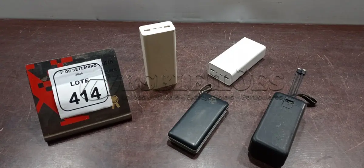 LOTE 414 - 04 POWER BANKS DE MARCAS E MODELOS DIVERSOS. (NO ESTADO) ATENÇÃO! FAZER A VISITAÇÃO ANTES DE ARREMATAR, NÃO SABEMOS SE FUNCIONA, LEILÃO NÃO TEM GARANTIA E NEM DEVOLUÇÃO, SUJEITO A POSSÍVEIS AVARIAS VISÍVEIS/OCULTAS E/OU AUSÊNCIA DE COMPONENTES.