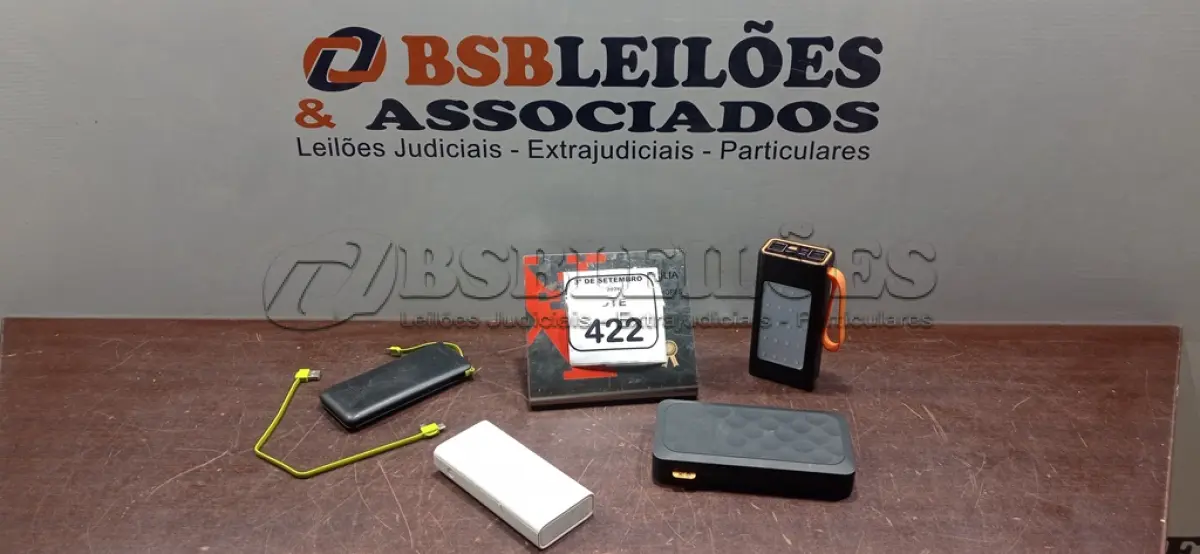 LOTE 422 - 04 POWER BANKS DE MARCAS E MODELOS DIVERSOS. (NO ESTADO) ATENÇÃO! FAZER A VISITAÇÃO ANTES DE ARREMATAR, NÃO SABEMOS SE FUNCIONA, LEILÃO NÃO TEM GARANTIA E NEM DEVOLUÇÃO, SUJEITO A POSSÍVEIS AVARIAS VISÍVEIS/OCULTAS E/OU AUSÊNCIA DE COMPONENTES.