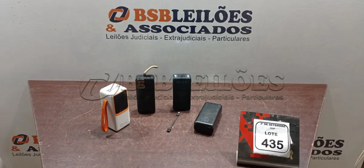 LOTE 435 - 04 POWER BANKS DE MARCAS E MODELOS DIVERSOS. (NO ESTADO) ATENÇÃO! FAZER A VISITAÇÃO ANTES DE ARREMATAR, NÃO SABEMOS SE FUNCIONA, LEILÃO NÃO TEM GARANTIA E NEM DEVOLUÇÃO, SUJEITO A POSSÍVEIS AVARIAS VISÍVEIS/OCULTAS E/OU AUSÊNCIA DE COMPONENTES.