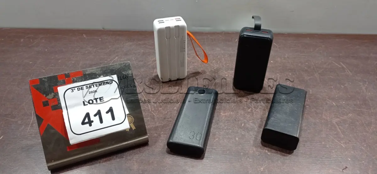 LOTE 411 - 04 POWER BANKS DE MARCAS E MODELOS DIVERSOS. (NO ESTADO) ATENÇÃO! FAZER A VISITAÇÃO ANTES DE ARREMATAR, NÃO SABEMOS SE FUNCIONA, LEILÃO NÃO TEM GARANTIA E NEM DEVOLUÇÃO, SUJEITO A POSSÍVEIS AVARIAS VISÍVEIS/OCULTAS E/OU AUSÊNCIA DE COMPONENTES.