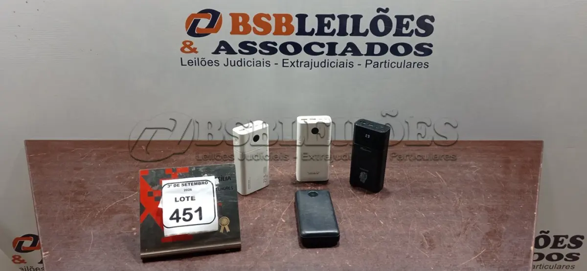 LOTE 451 - 04 POWER BANKS DE MARCAS E MODELOS DIVERSOS. (NO ESTADO) ATENÇÃO! FAZER A VISITAÇÃO ANTES DE ARREMATAR, NÃO SABEMOS SE FUNCIONA, LEILÃO NÃO TEM GARANTIA E NEM DEVOLUÇÃO, SUJEITO A POSSÍVEIS AVARIAS VISÍVEIS/OCULTAS E/OU AUSÊNCIA DE COMPONENTES.