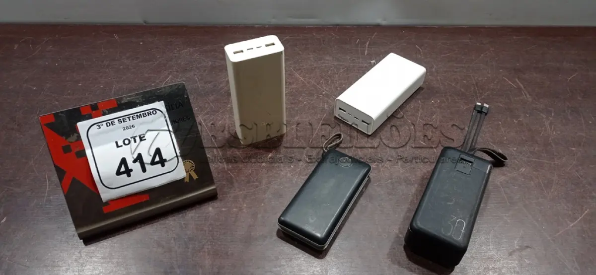 LOTE 414 - 04 POWER BANKS DE MARCAS E MODELOS DIVERSOS. (NO ESTADO) ATENÇÃO! FAZER A VISITAÇÃO ANTES DE ARREMATAR, NÃO SABEMOS SE FUNCIONA, LEILÃO NÃO TEM GARANTIA E NEM DEVOLUÇÃO, SUJEITO A POSSÍVEIS AVARIAS VISÍVEIS/OCULTAS E/OU AUSÊNCIA DE COMPONENTES.