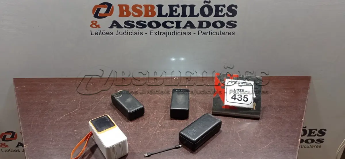 LOTE 435 - 04 POWER BANKS DE MARCAS E MODELOS DIVERSOS. (NO ESTADO) ATENÇÃO! FAZER A VISITAÇÃO ANTES DE ARREMATAR, NÃO SABEMOS SE FUNCIONA, LEILÃO NÃO TEM GARANTIA E NEM DEVOLUÇÃO, SUJEITO A POSSÍVEIS AVARIAS VISÍVEIS/OCULTAS E/OU AUSÊNCIA DE COMPONENTES.