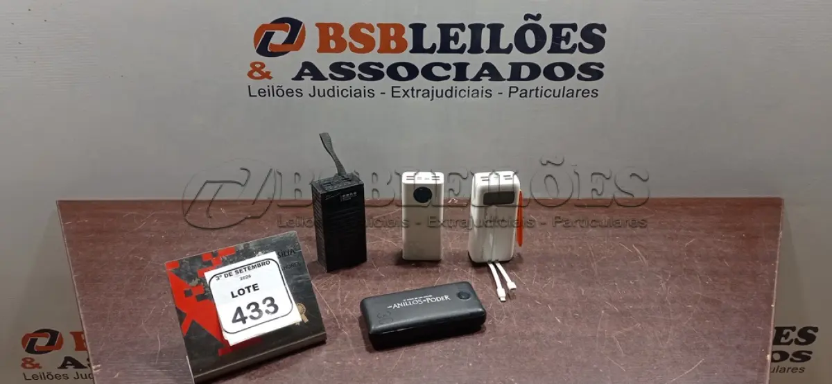 LOTE 433 - 04 POWER BANKS DE MARCAS E MODELOS DIVERSOS. (NO ESTADO) ATENÇÃO! FAZER A VISITAÇÃO ANTES DE ARREMATAR, NÃO SABEMOS SE FUNCIONA, LEILÃO NÃO TEM GARANTIA E NEM DEVOLUÇÃO, SUJEITO A POSSÍVEIS AVARIAS VISÍVEIS/OCULTAS E/OU AUSÊNCIA DE COMPONENTES.