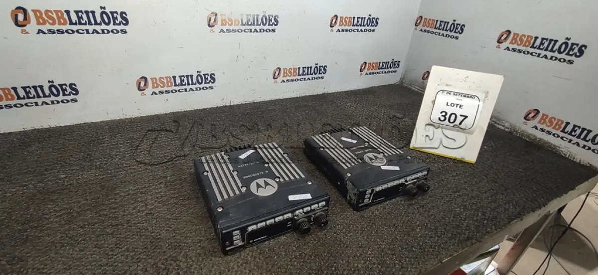 LOTE 307 - 02 RÁDIOS TRANSCEPTORES MARCA MOTOROLA. (NO ESTADO) ATENÇÃO! FAZER A VISITAÇÃO ANTES DE ARREMATAR, NÃO SABEMOS SE FUNCIONA, LEILÃO NÃO TEM GARANTIA E NEM DEVOLUÇÃO, SUJEITO A POSSÍVEIS AVARIAS VISÍVEIS/OCULTAS E/OU AUSÊNCIA DE COMPONENTES.
