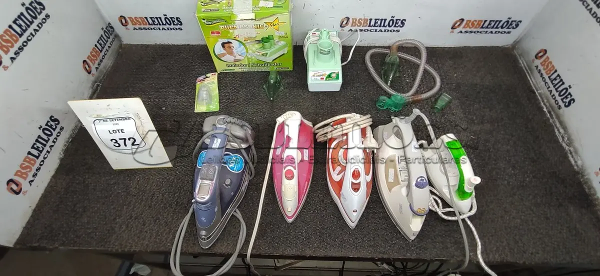 LOTE 372 - 01 NEBULIZADOR/INALADOR E 05 FERROS DE PASSAR DE MARCAS E MODELOS DIVERSOS. (NO ESTADO) ATENÇÃO! FAZER A VISITAÇÃO ANTES DE ARREMATAR, NÃO SABEMOS SE FUNCIONA, LEILÃO NÃO TEM GARANTIA E NEM DEVOLUÇÃO, SUJEITO A POSSÍVEIS AVARIAS VISÍVEIS/OCULTAS E/OU AUSÊNCIA DE COMPONENTES.