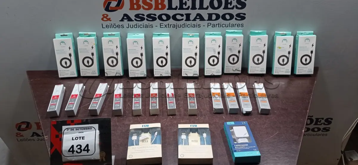 LOTE 434 - 01 LOTE COM VÁRIOS CABOS E CARREGADORES DE CELULARES DE MARCAS E MODELOS DIVERSOS. (NO ESTADO) ATENÇÃO! FAZER A VISITAÇÃO ANTES DE ARREMATAR, NÃO SABEMOS SE FUNCIONA, LEILÃO NÃO TEM GARANTIA E NEM DEVOLUÇÃO, SUJEITO A POSSÍVEIS AVARIAS VISÍVEIS/OCULTAS E/OU AUSÊNCIA DE COMPONENTES.