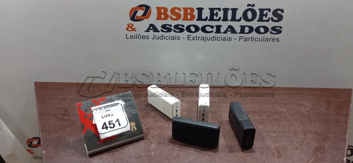LOTE 451 - 04 POWER BANKS DE MARCAS E MODELOS DIVERSOS. (NO ESTADO) ATENÇÃO! FAZER A VISITAÇÃO ANTES DE ARREMATAR, NÃO SABEMOS SE FUNCIONA, LEILÃO NÃO TEM GARANTIA E NEM DEVOLUÇÃO, SUJEITO A POSSÍVEIS AVARIAS VISÍVEIS/OCULTAS E/OU AUSÊNCIA DE COMPONENTES.