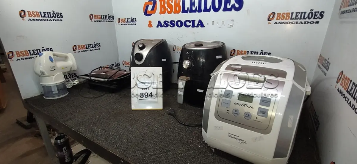 LOTE 394 - 01 MIXER, 01 SANDUICHEIRA GRILL, 01 PANIFICADORA MARCA BRITÂNIA E 02 AIR FRYERS. (NO ESTADO) ATENÇÃO! FAZER A VISITAÇÃO ANTES DE ARREMATAR, NÃO SABEMOS SE FUNCIONA, LEILÃO NÃO TEM GARANTIA E NEM DEVOLUÇÃO, SUJEITO A POSSÍVEIS AVARIAS VISÍVEIS/OCULTAS E/OU AUSÊNCIA DE COMPONENTES.