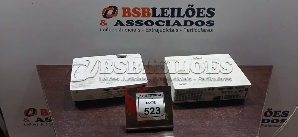 LOTE 523 - 02 PROJETORES SEM CABOS. (NO ESTADO) ATENÇÃO! FAZER A VISITAÇÃO ANTES DE ARREMATAR, NÃO SABEMOS SE FUNCIONA, LEILÃO NÃO TEM GARANTIA E NEM DEVOLUÇÃO, SUJEITO A POSSÍVEIS AVARIAS VISÍVEIS/OCULTAS E/OU AUSÊNCIA DE COMPONENTES.