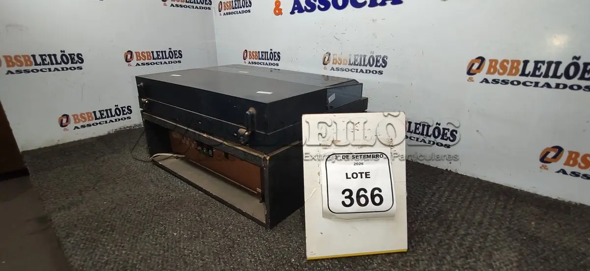 LOTE 366 - 01 APARELHO DE SOM 3 EM 1 MARCA PHILIPS. (NO ESTADO) ATENÇÃO! FAZER A VISITAÇÃO ANTES DE ARREMATAR, NÃO SABEMOS SE FUNCIONA, LEILÃO NÃO TEM GARANTIA E NEM DEVOLUÇÃO, SUJEITO A POSSÍVEIS AVARIAS VISÍVEIS/OCULTAS E/OU AUSÊNCIA DE COMPONENTES.