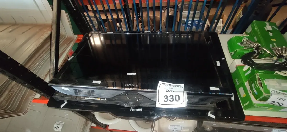 LOTE 330 - 03 TVS DE TAMANHOS E MARCAS DIVERSAS PARA RETIRADA DE PEÇAS. (NO ESTADO) ATENÇÃO! FAZER A VISITAÇÃO ANTES DE ARREMATAR, NÃO SABEMOS SE FUNCIONA, LEILÃO NÃO TEM GARANTIA E NEM DEVOLUÇÃO, SUJEITO A POSSÍVEIS AVARIAS VISÍVEIS/OCULTAS E/OU AUSÊNCIA DE COMPONENTES.