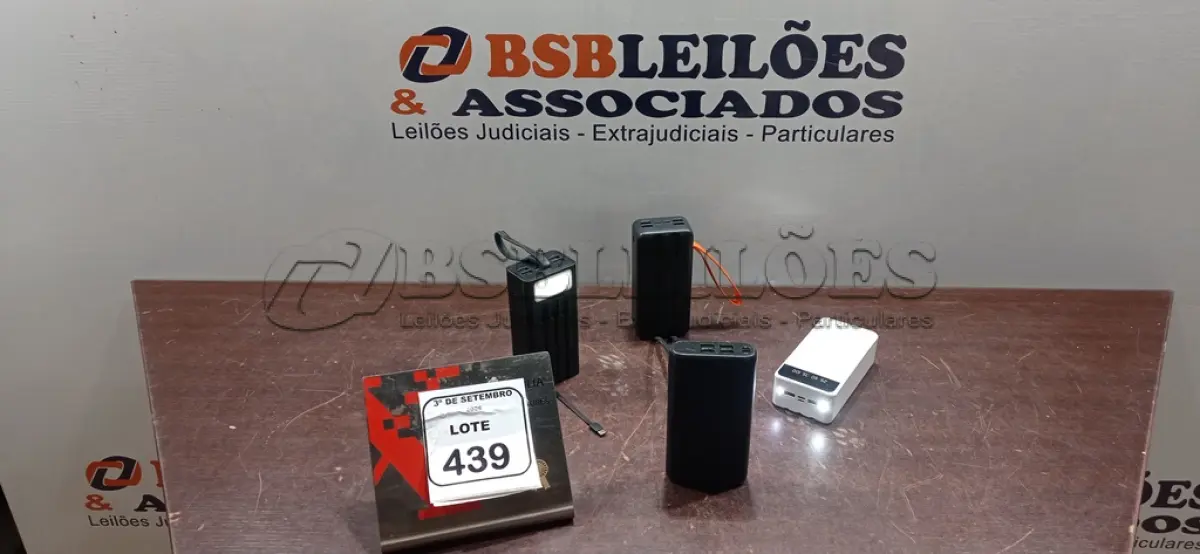 LOTE 439 - 04 POWER BANKS DE MARCAS E MODELOS DIVERSOS. (NO ESTADO) ATENÇÃO! FAZER A VISITAÇÃO ANTES DE ARREMATAR, NÃO SABEMOS SE FUNCIONA, LEILÃO NÃO TEM GARANTIA E NEM DEVOLUÇÃO, SUJEITO A POSSÍVEIS AVARIAS VISÍVEIS/OCULTAS E/OU AUSÊNCIA DE COMPONENTES.