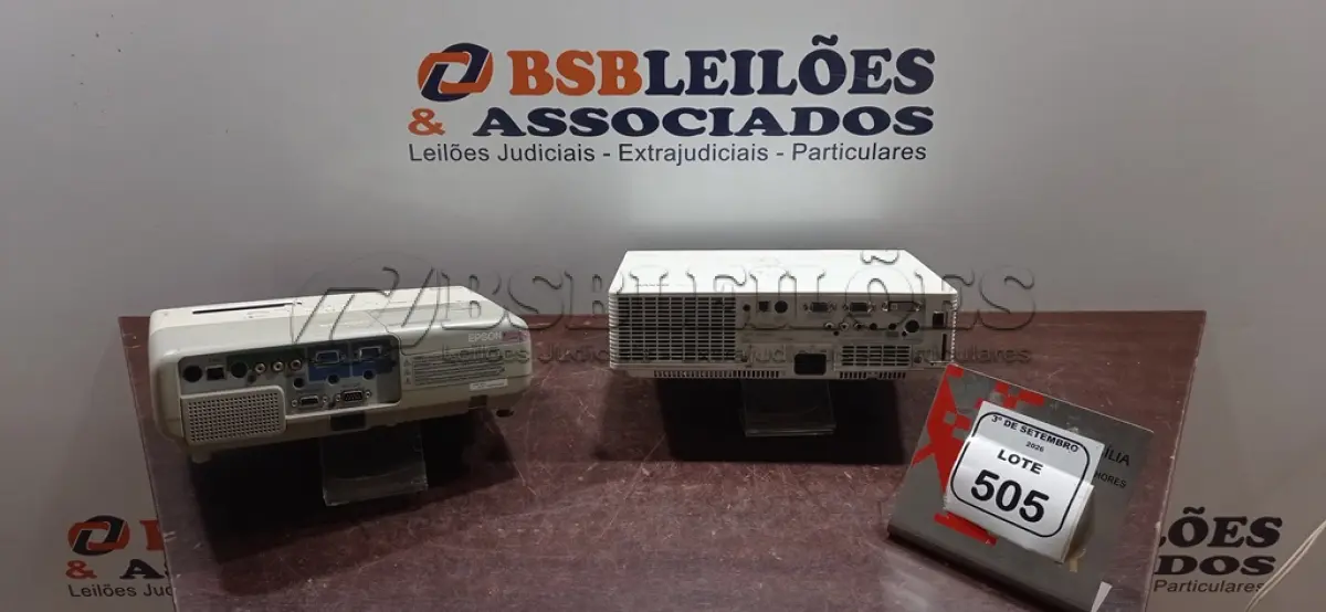 LOTE 505 - 02 PROJETORES SEM CABOS. (NO ESTADO) ATENÇÃO! FAZER A VISITAÇÃO ANTES DE ARREMATAR, NÃO SABEMOS SE FUNCIONA, LEILÃO NÃO TEM GARANTIA E NEM DEVOLUÇÃO, SUJEITO A POSSÍVEIS AVARIAS VISÍVEIS/OCULTAS E/OU AUSÊNCIA DE COMPONENTES.